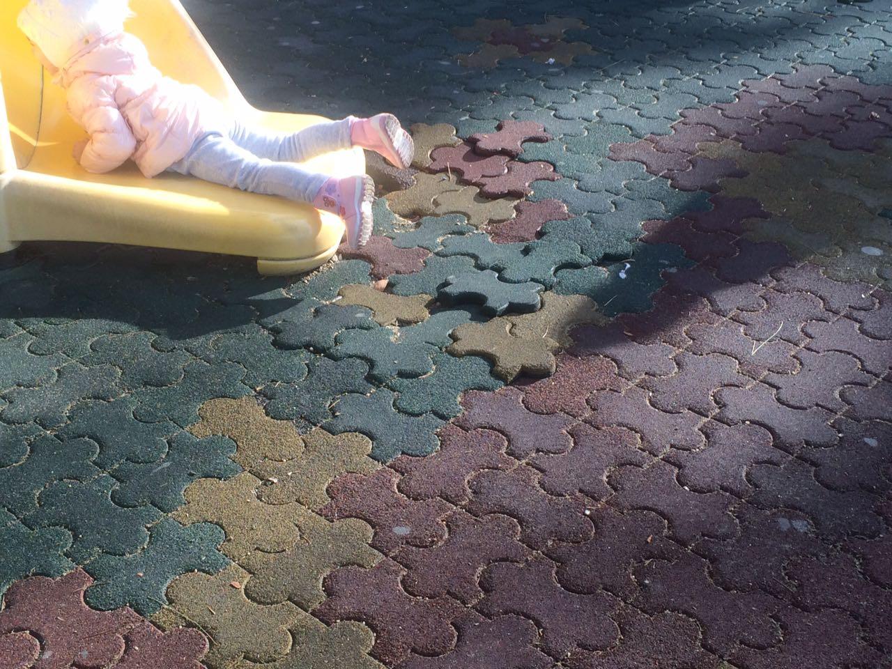 Ребенок на горке на детской площадке Золотой ключик в Геленджике