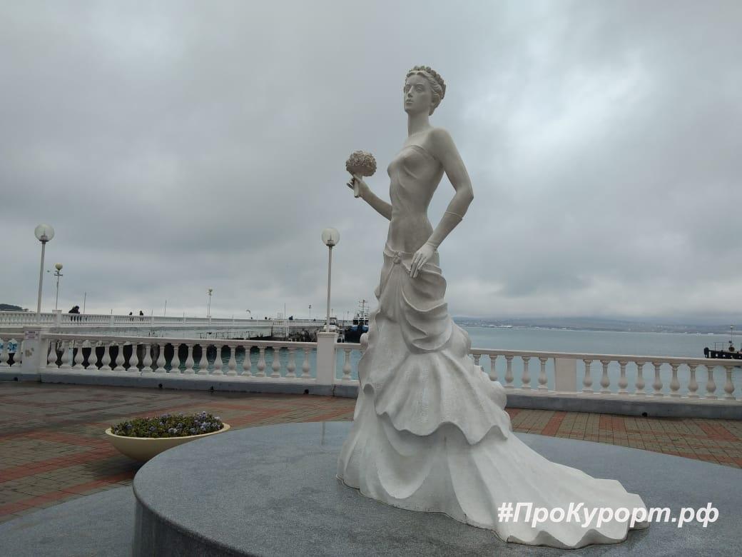 А знаете ли вы, для чего скульптура «Белая невеста» выполнена из множества мелких кусочков бронзы?